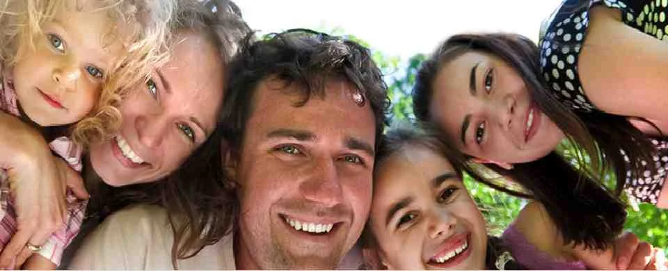 Enfant avec du fil dentaire